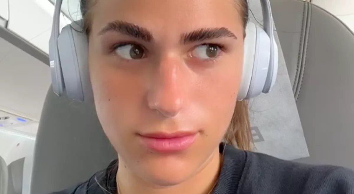 Elakadt a szava a lánynak, amikor meglátta az ülőhelyét a repülőn - Videó