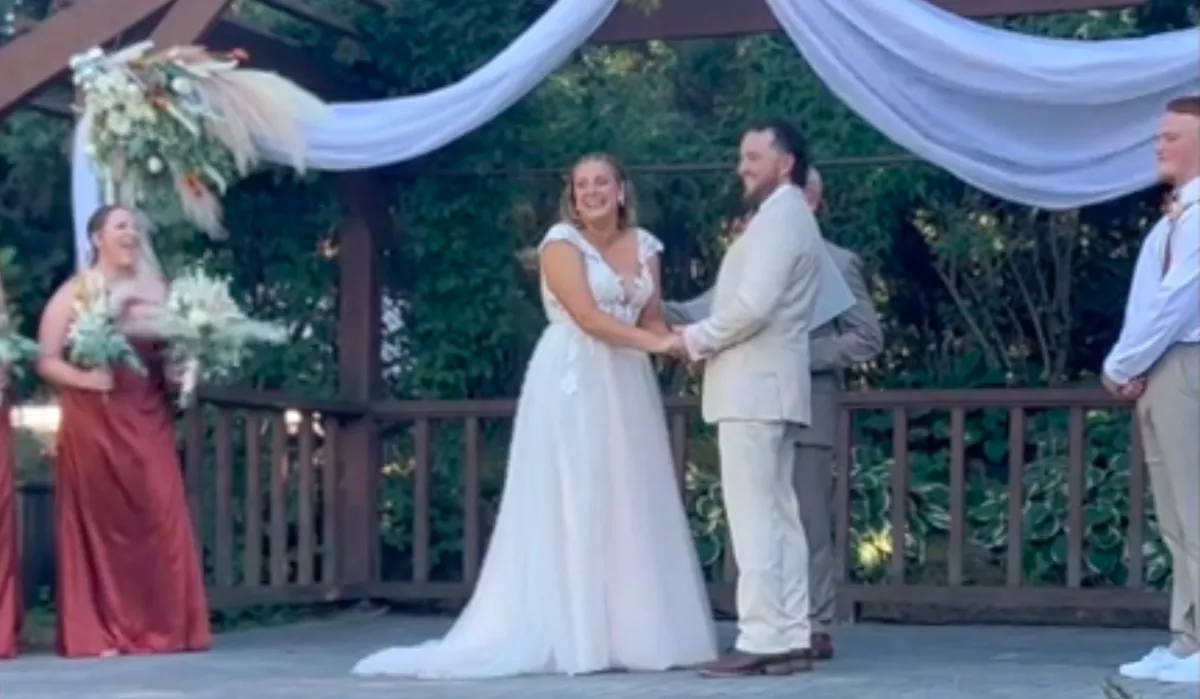 Amit a menyasszony az esküvőn elárult, minden vendéget szíven ütött - Videók