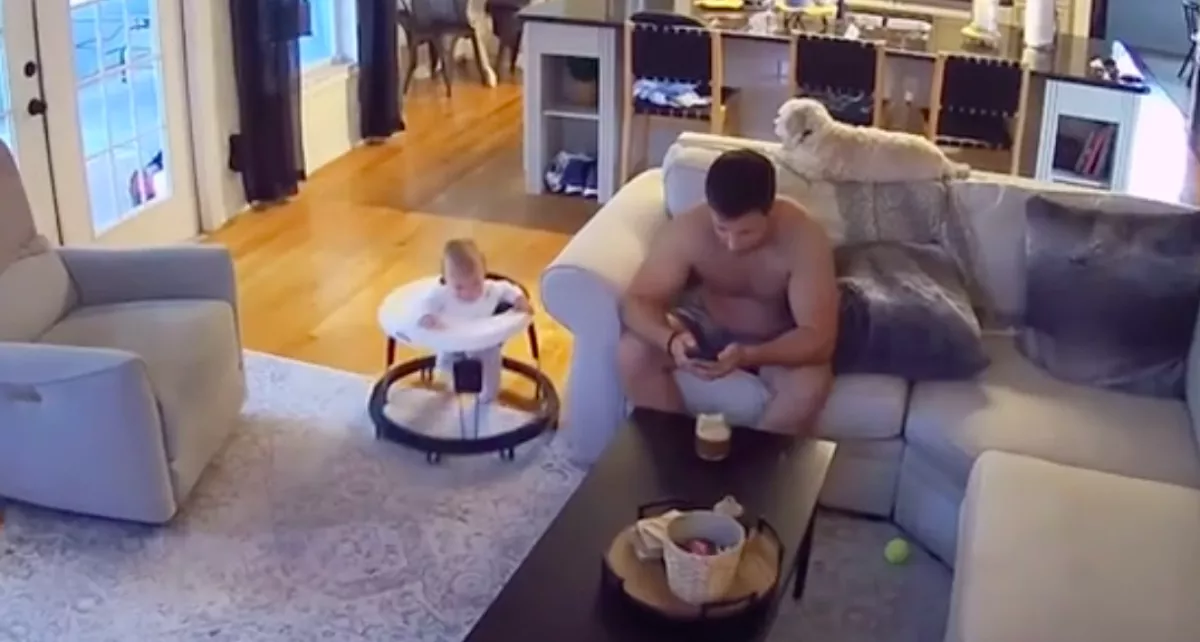 Belezombult a telefonjába az apa: amit a 8 hónapos kislánya közben tett, tízmilliókat ríkat meg - Videó