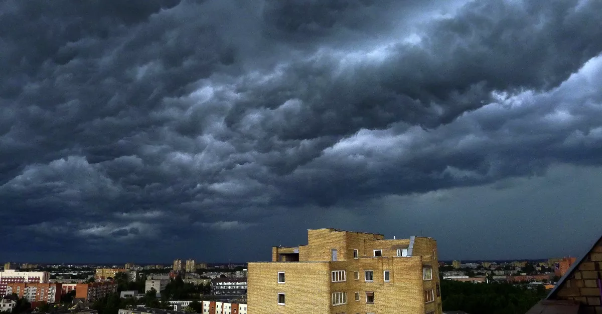 80 km/h-s szél, jégeső, felhőszakadás: 12 vármegyére adtak ki riasztást - Fotók