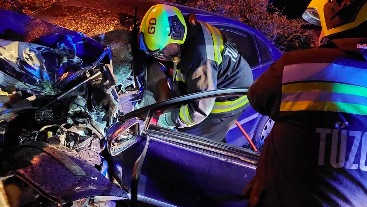 Megrázó képek a hajnali buszbalesetről: ebbe a roncsba egy ember szorult be - Fotók