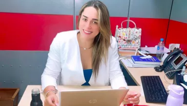 "Szégyentelen!" - Insta-fotói miatt rúgták ki a tanárnőt - Előkerültek a képek