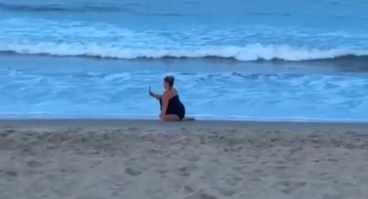 A szelfiző anyán nevettek a tengerparton: aztán megtudták az igazságot - Videó
