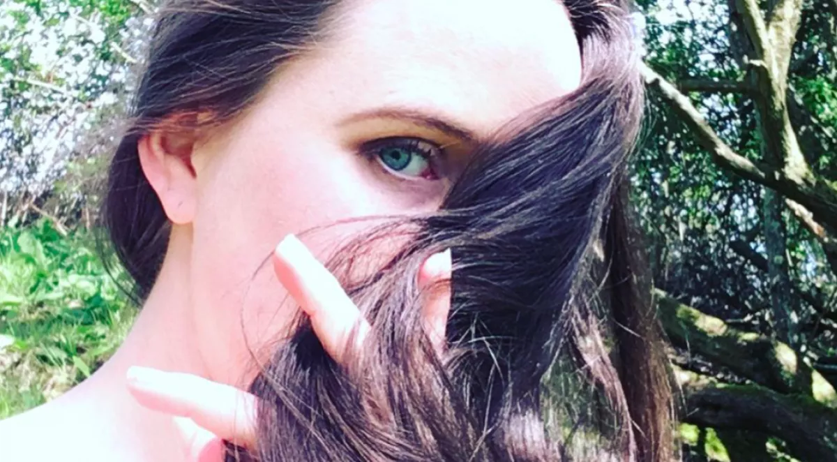 Közel 25 éve nem mosott hajat ez a nő: így néz ki most - Fotók