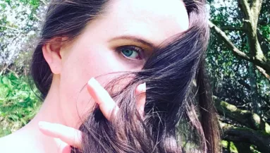 Közel 25 éve nem mosott hajat ez a nő: így néz ki most - Fotók