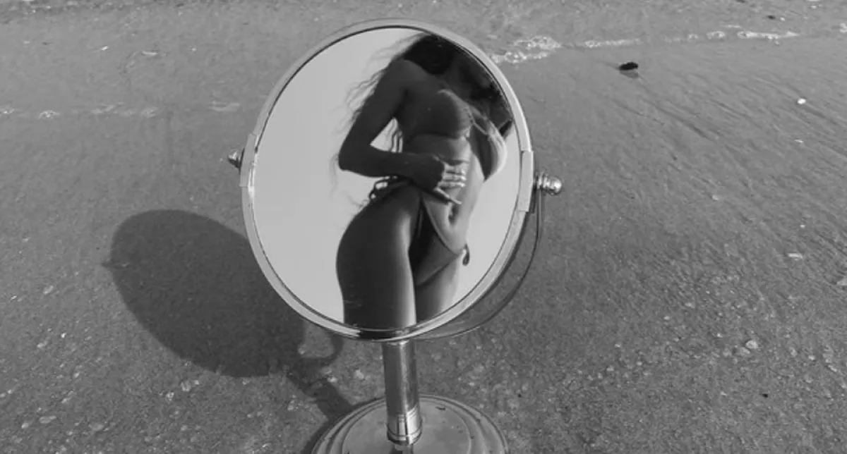 Beleszeretett a 24 éves aranyásóba a 60 éves férfi: a lányai egy dolog miatt könyörögnek neki - Fotók