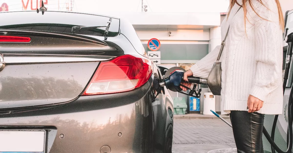 Egy cetlit nyomott a benzinkúton egy ember kezébe a nő: megdöbbentő dolog állt rajta - Fotók