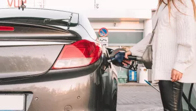 Egy cetlit nyomott a benzinkúton egy ember kezébe a nő: megdöbbentő dolog állt rajta - Fotók