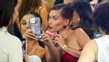 Hailey Bieber és Justin: Tényleg ugyanarra az eseményre mentek így? - Fotók