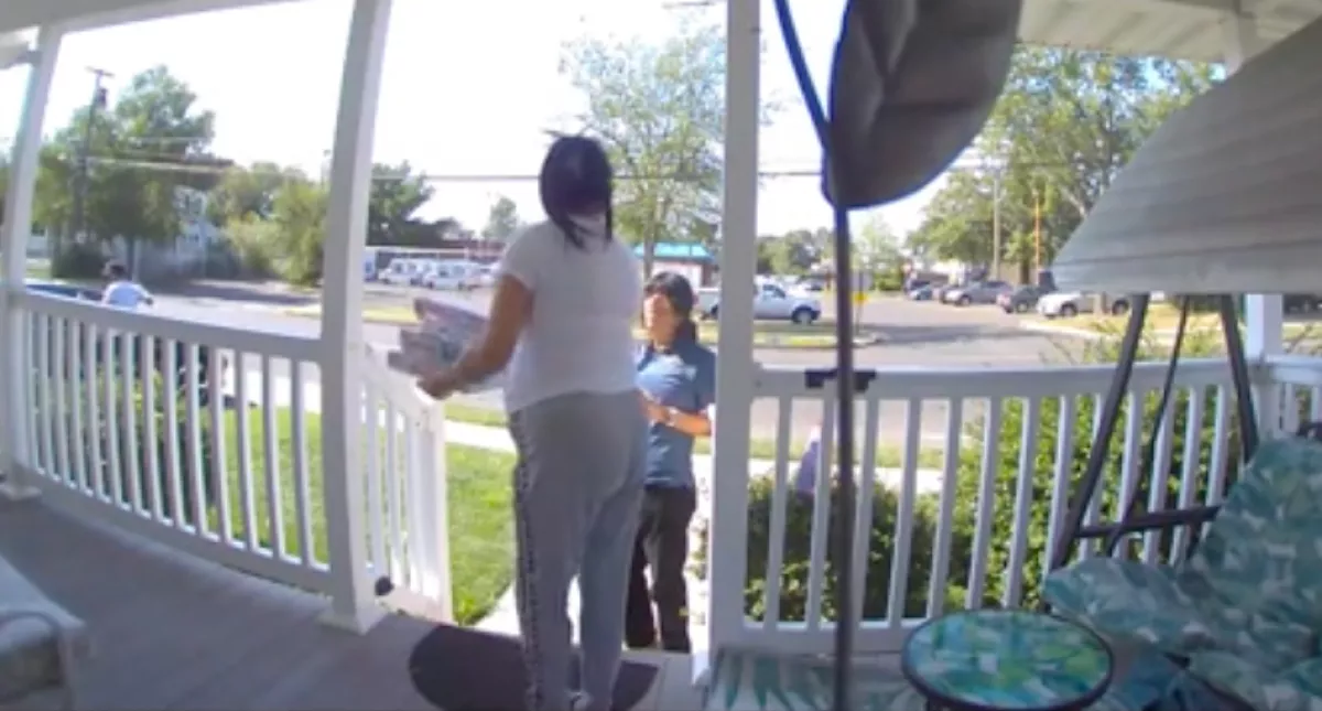 Átvette a pizzát nő, majd a futár bizarr kérdést tett fel neki - Videó