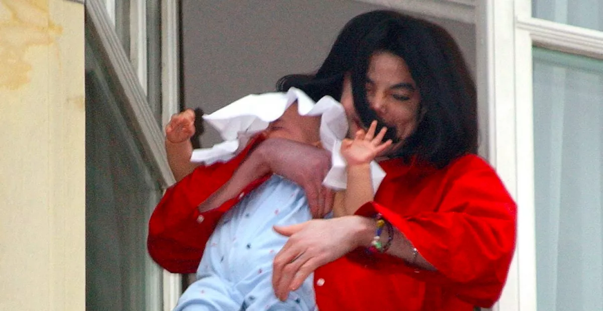 Az ötödikről kilógatva mutatta meg anno a világnak: így néz ki Jacko kisebb fia ma - Fotók