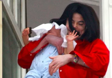 Az ötödikről kilógatva mutatta meg anno a világnak: így néz ki Jacko kisebb fia ma - Fotók