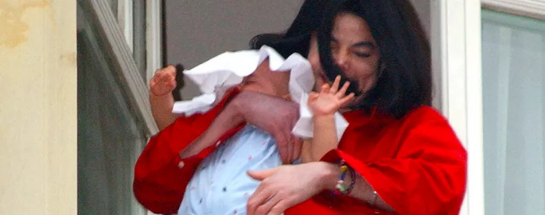 Az ötödikről kilógatva mutatta meg anno a világnak: így néz ki Jacko kisebb fia ma - Fotók