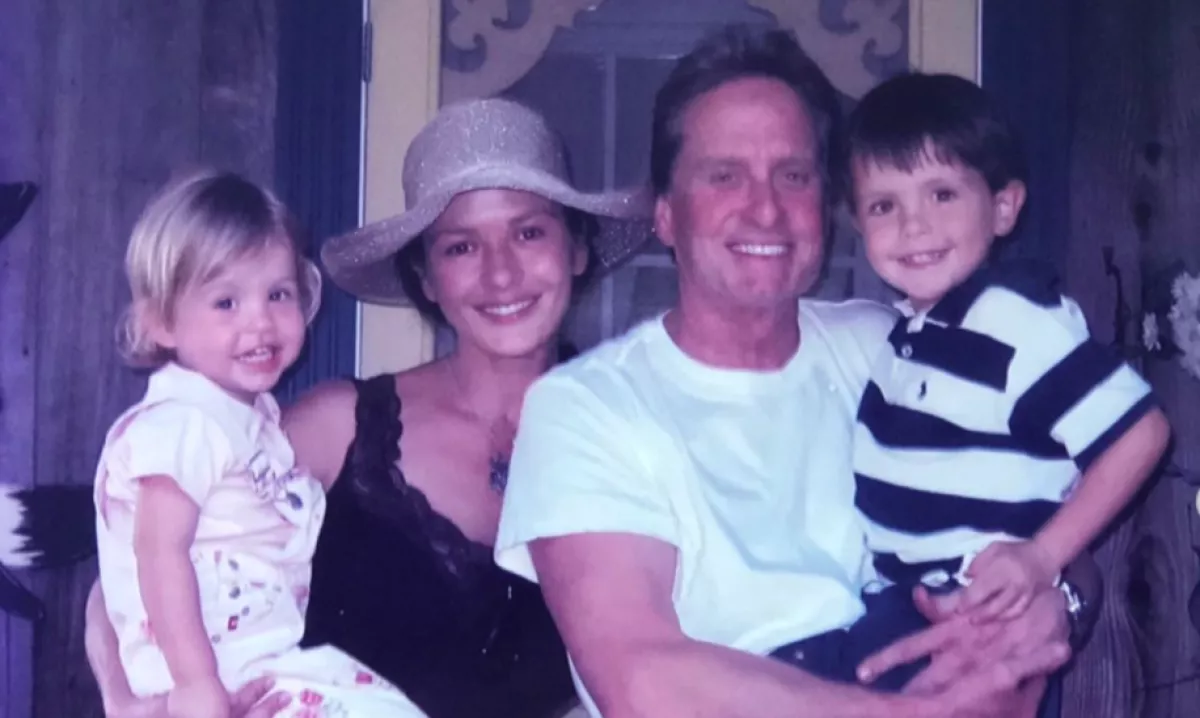 Michael Douglas-ék felnőtt lányáért és fiáért megőrülnek a férfiak és a nők - Fotók