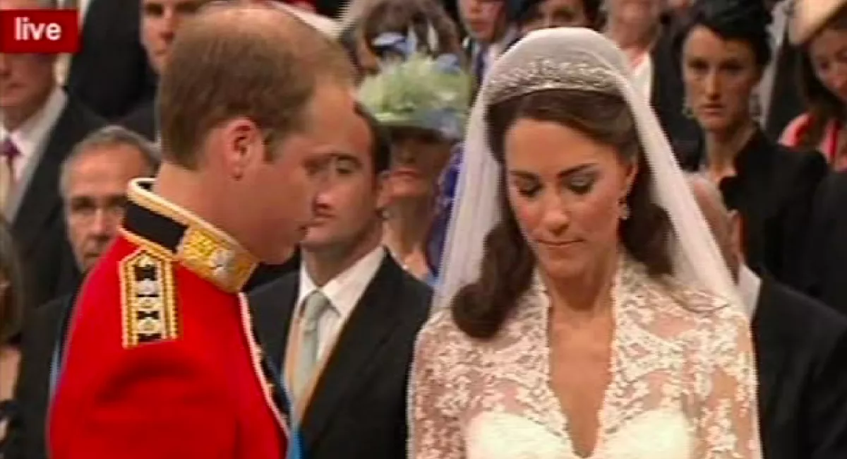 Szájról olvasók leplezték le: erről beszélt Fülöp herceg és Erzsébet királyné Vilmos hercegék esküvőjén