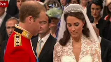 Szájról olvasók leplezték le: erről beszélt Fülöp herceg és Erzsébet királyné Vilmos hercegék esküvőjén