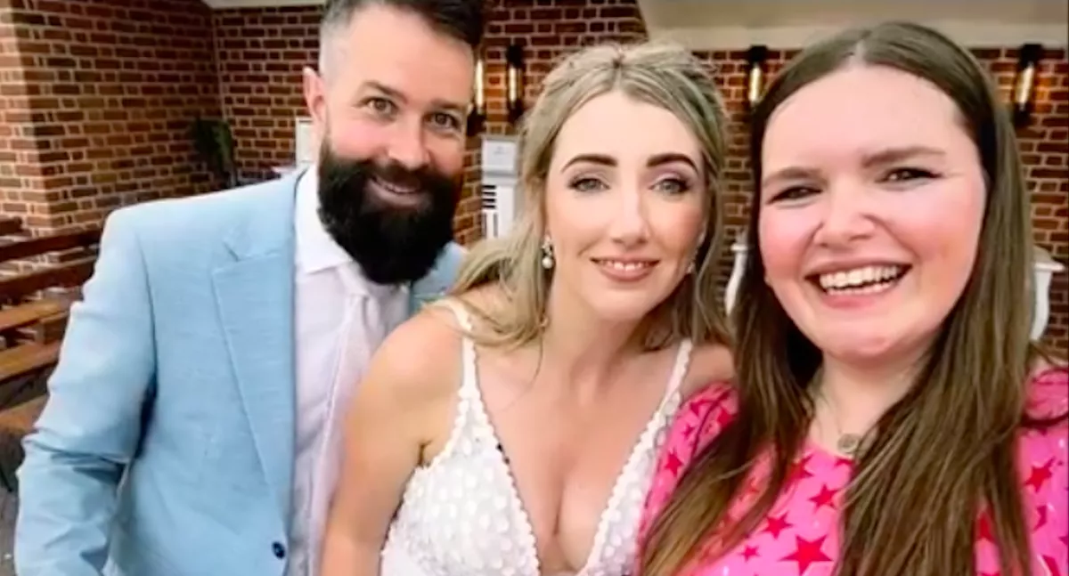 Vicces, vagy megalázó? Nagy vihart kavar ez az esküvői tábla - Videó