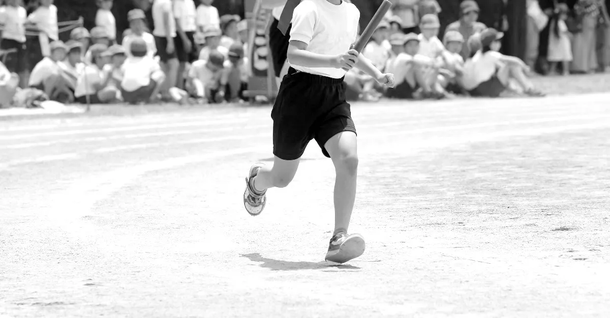 Büntetőköröket kellett futnia a hőségben egy 12 éves fiúnak a tesiórán: meghalt