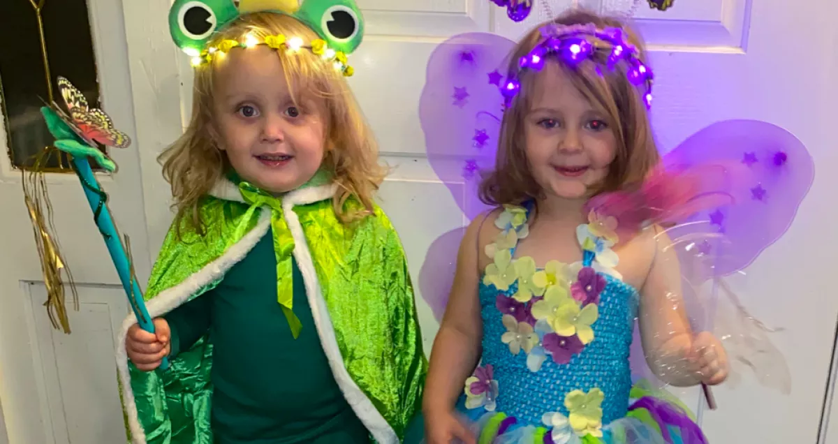 Egy játékdobozban bújtak el a 4 éves ikerlányok - meghaltak - Fotók