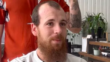 Pepit kapott, megborotválták: a férfi se hitte el, hogy néz ki utána - Videó