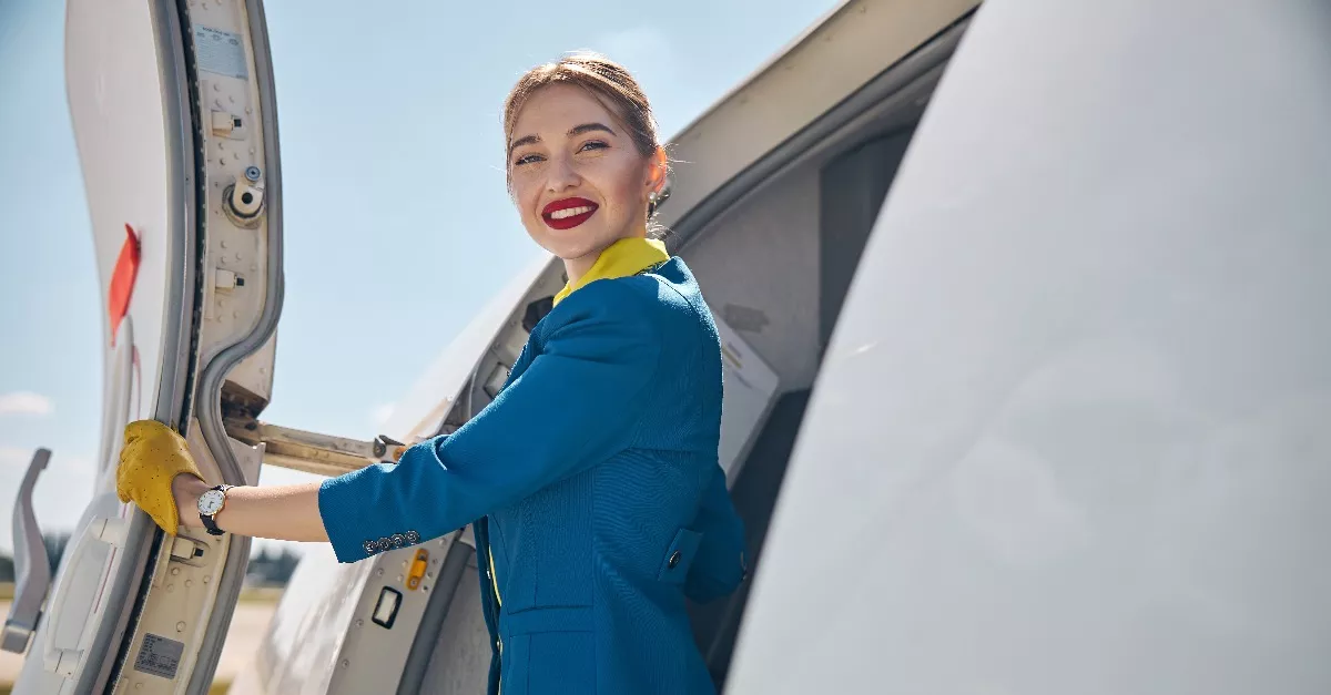 Több oka van: ezért állnak a stewardessek a repülő ajtajában a beszálláskor