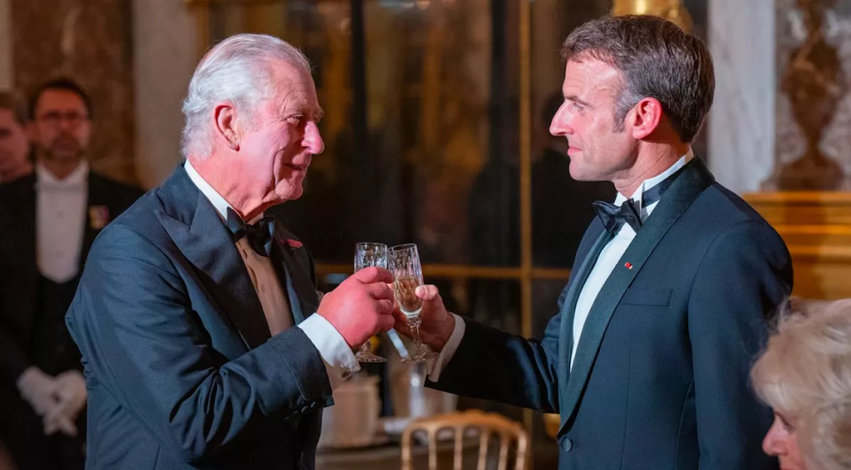 Károly Macronnál: minden szem a király kolbászujjaira szegeződik - Fotók