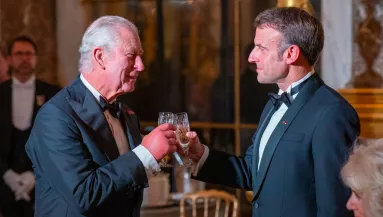 Károly Macronnál: minden szem a király kolbászujjaira szegeződik - Fotók