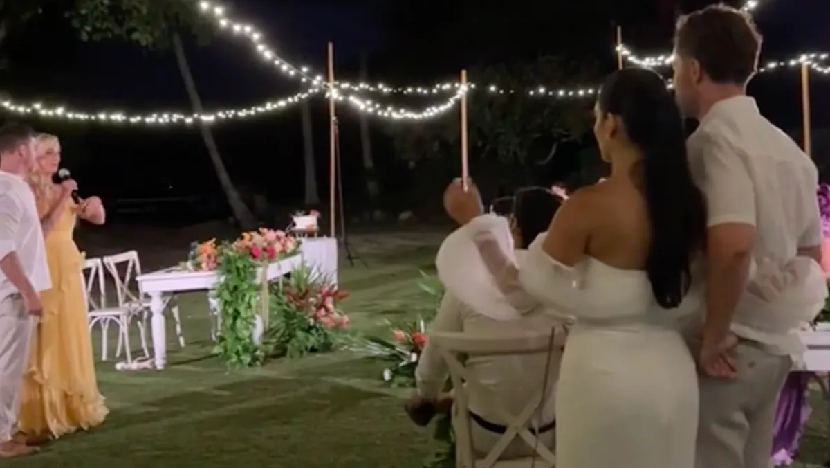 Meg akarta ölelni a menyasszony férjét az esküvőn: amikor rájött a bakijára, azonnal kiborult - Videó