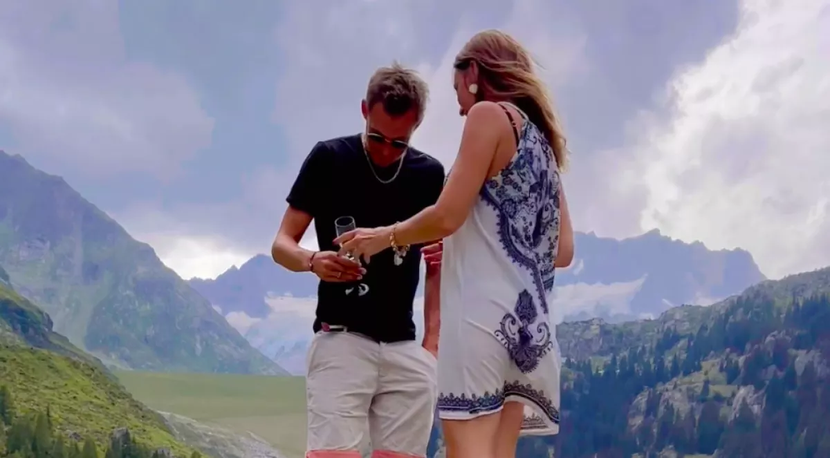 Egy romantikus lánykérésnek indult: egy négylábú állat tette rémálommá - Videó