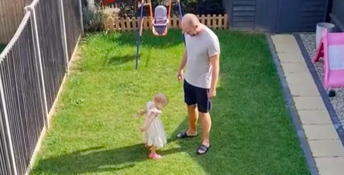 Amit az apa tanít a kislányának a kertben, milliók szívét olvasztja meg - Videó