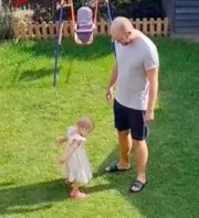 Amit az apa tanít a kislányának a kertben, milliók szívét olvasztja meg - Videó