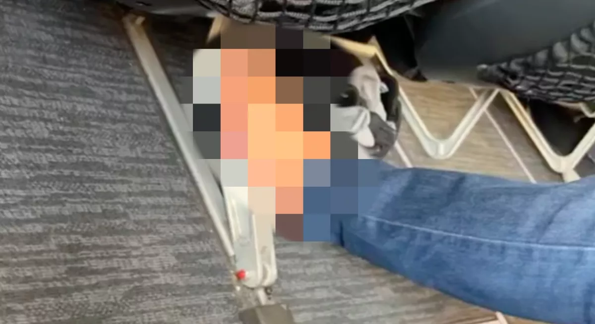 "Lábsztori"! Gyomrok milliói fordultak már fel ettől a repülőn forgatott videótól 