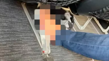 "Lábsztori"! Gyomrok milliói fordultak már fel ettől a repülőn forgatott videótól 