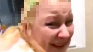 Csak a haját akarta befesteni a tiktoker: amikor meglátta a végeredményt, röhögőgörcsöt kapott - Videó