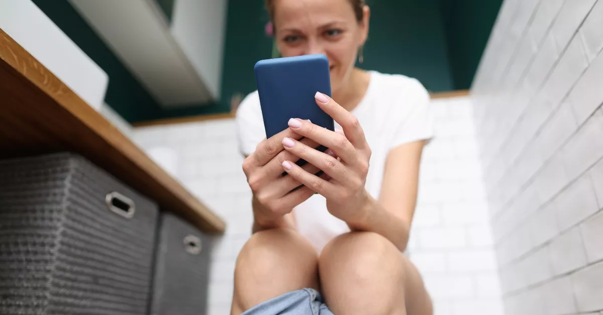 Az orvos figyelmeztet: ezért ne vidd soha a telefonodat a WC-re