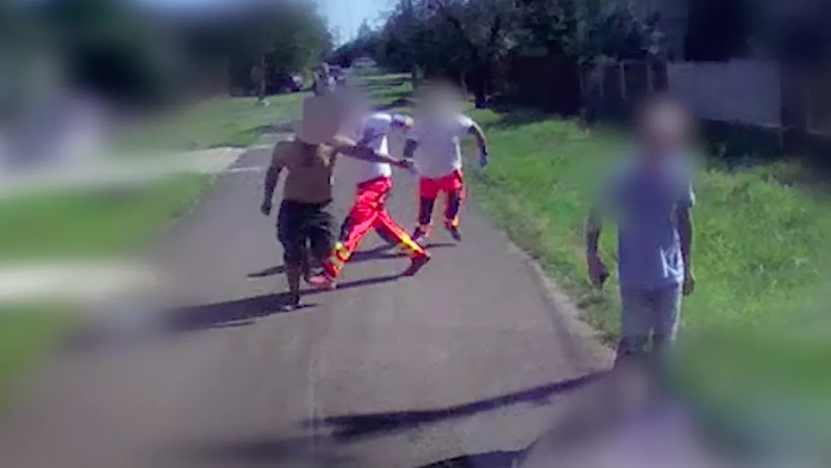 Ütötte, rúgta a haragosát a lőrinci férfi: amikor a mentősök a helyszínre értek, váratlan dolog történt - Videó