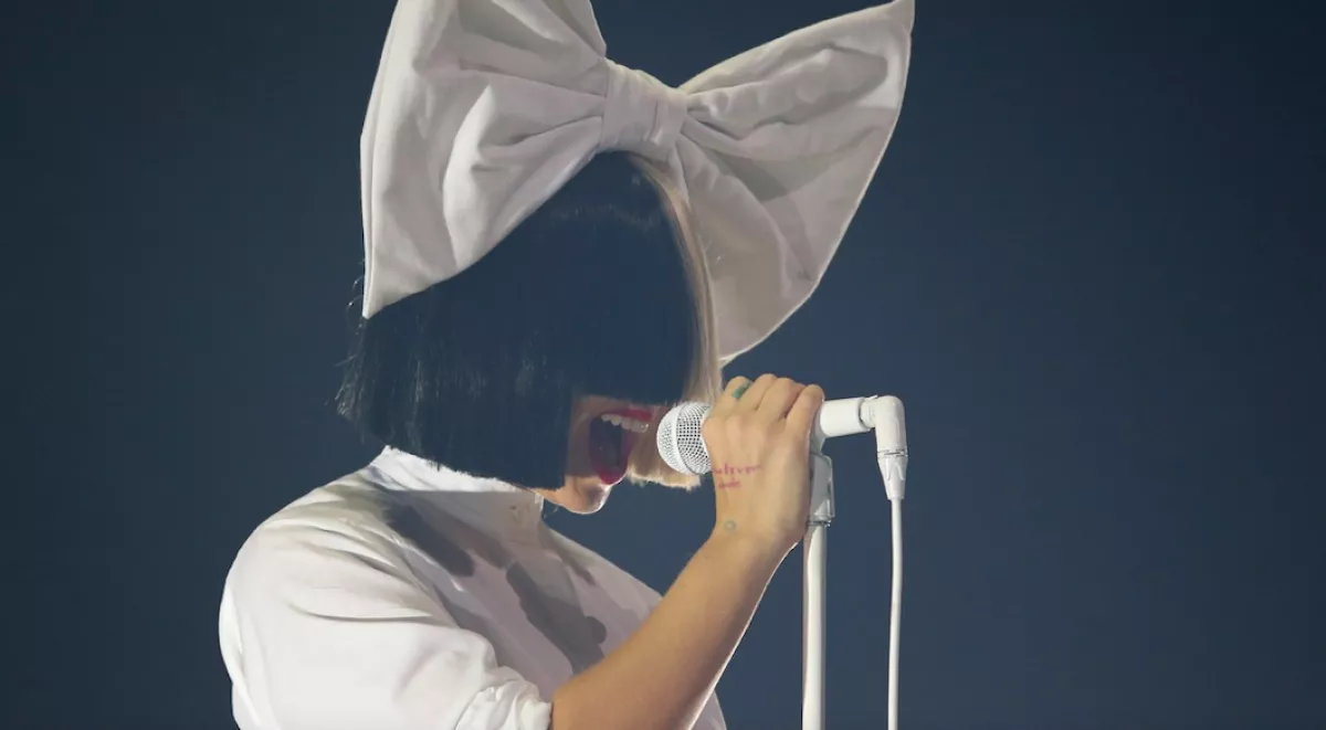 Évekig egy paróka mögé rejtette az arcát Sia: most arcfelvarrása után mutatta meg magát - Fotó