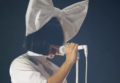 Évekig egy paróka mögé rejtette az arcát Sia: most arcfelvarrása után mutatta meg magát - Fotó