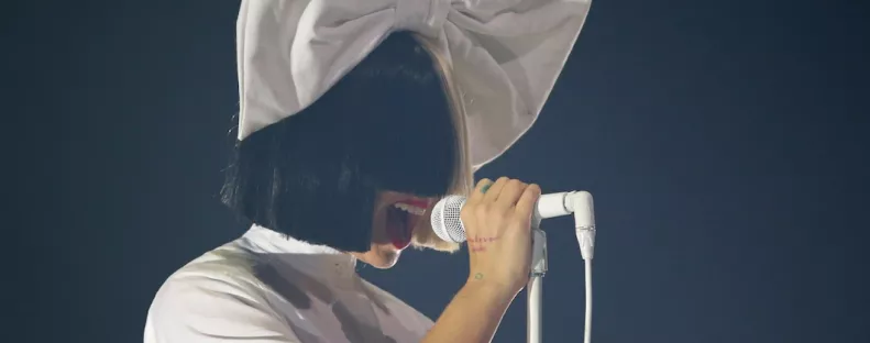 Évekig egy paróka mögé rejtette az arcát Sia: most arcfelvarrása után mutatta meg magát - Fotó