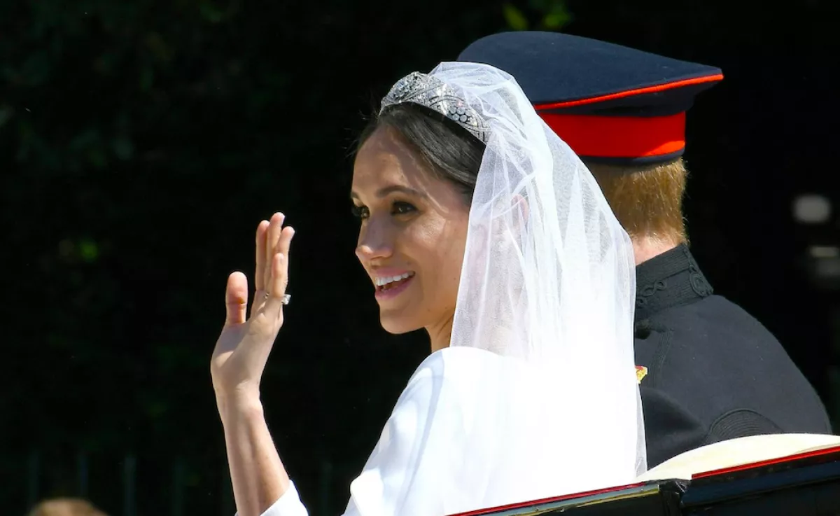 Öt év után derült ki: ezért irritálta Erzsébet királynőt Meghan menyasszonyi ruhája - Fotók