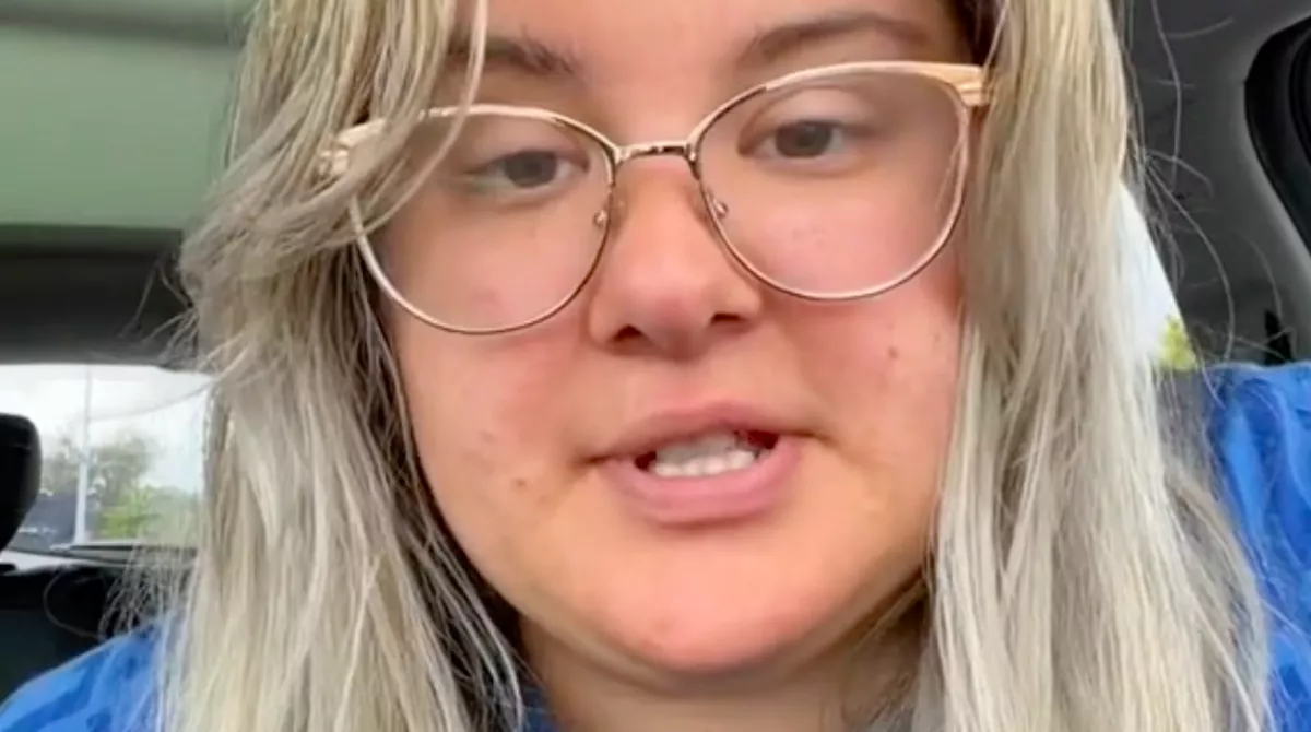 Azt hitte a nő, kilyukadt a kereke: amikor a kocsi alá nézett, kitört belőle a röhögés - Videó