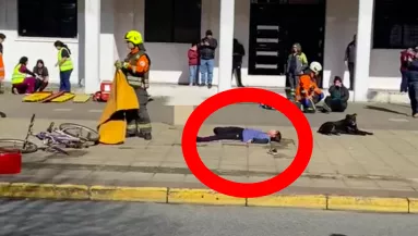 Halottnak tettette magát a férfi a vészhelyzeti gyakorlaton: amit a kutya ezután tett, azon pusztul a világ - Videó