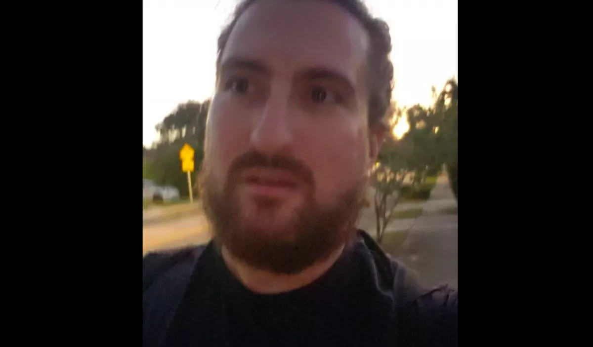 Házat bérelt a srác az Airbnb-n a barátja esküvőjére: amikor reggel kopogtak, sokkot kapott - Videó