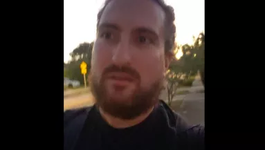 Házat bérelt a srác az Airbnb-n a barátja esküvőjére: amikor reggel kopogtak, sokkot kapott - Videó