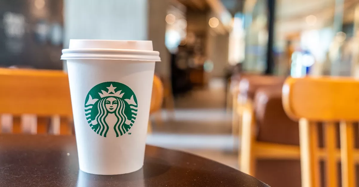 "Közbelépjünk?" - Titkos üzenetet írt a lánynak a Starbucks alkalmazott a pohárra - Fotó