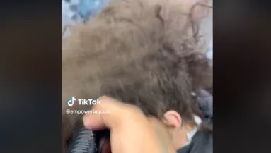 "Mint egy modell!" - Lenyírták a hajléktalan haját és szakállát, elolvadnak a nők - Videó