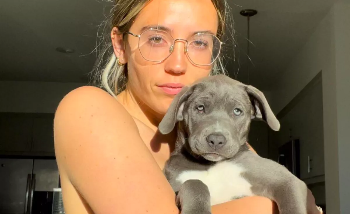 Megkérte a nő a kutyát, keltse fel a párját: amit ezután a lány lefilmezett, körbejárta a világot - Videó