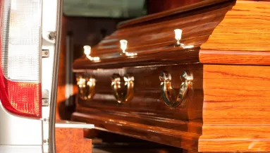 Megdöbbentő hibát követett el az orvos: a hullaszállítók jöttek csak rá