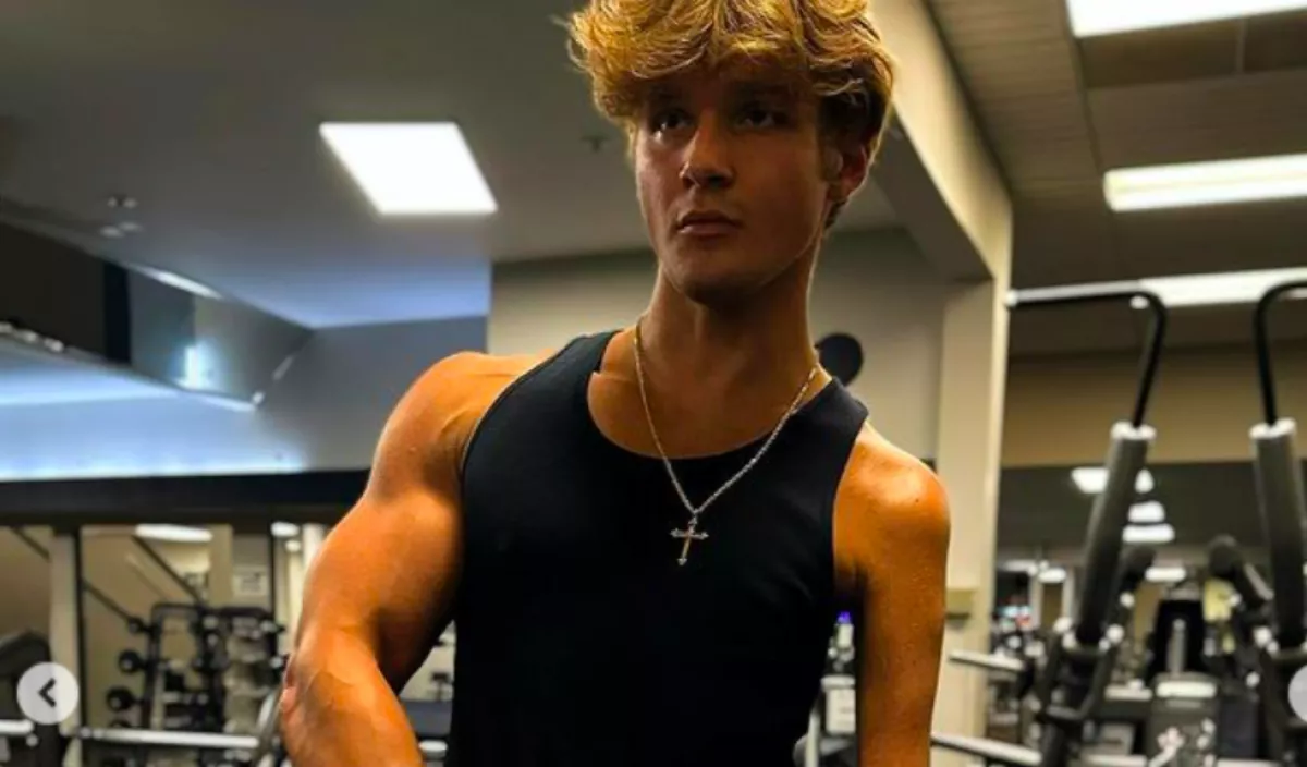 Csak jobb karra gyúr a 19 éves srác: az oka sokakat földhöz vág - Videó