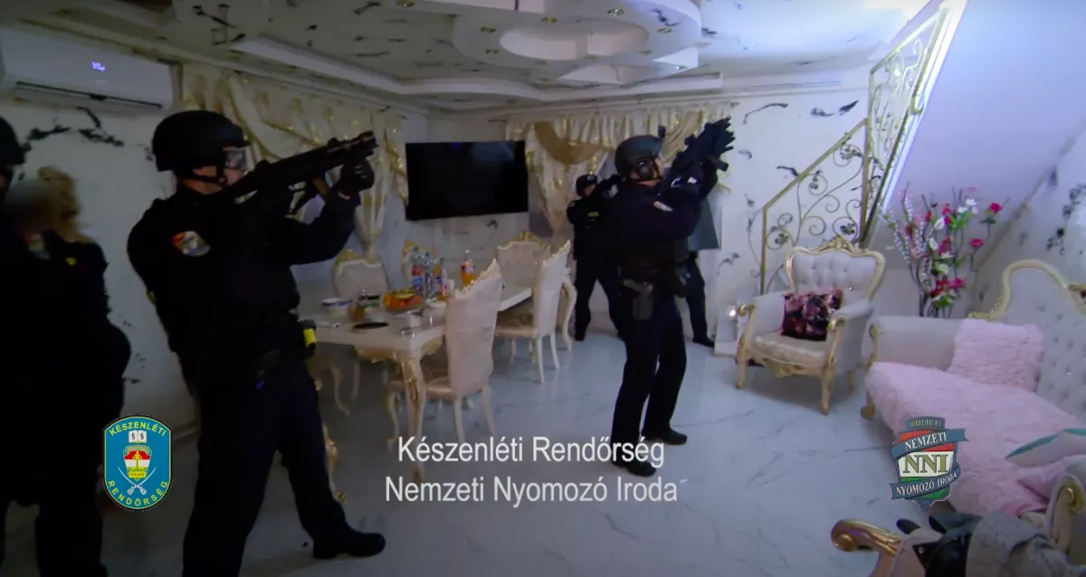 Bejelentett munkája nem volt az R. családnak: Melinda, Tibor és Brúnó luxusautóit is lefoglalták - Fotók